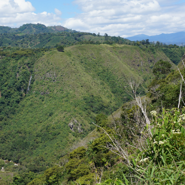 山脈地帯に囲まれるウイラ県